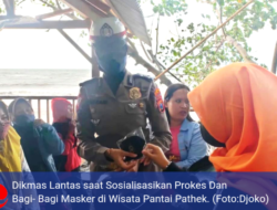 Dikmas Lantas Sosialisasikan Prokes Dan Bagi- Bagi Masker di Wisata Pantai Pathek