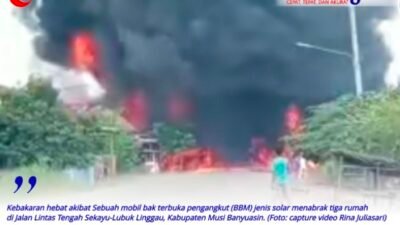 Sijago Merah Menyala Saat Mobil Pengangkut BBM Tabrak Tiga Rumah Warga di Muba