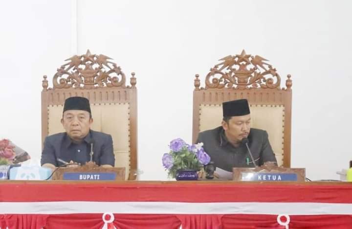 Bupati dan ketua DPRD saat Paripurna berlangsung. (Foto: ist)