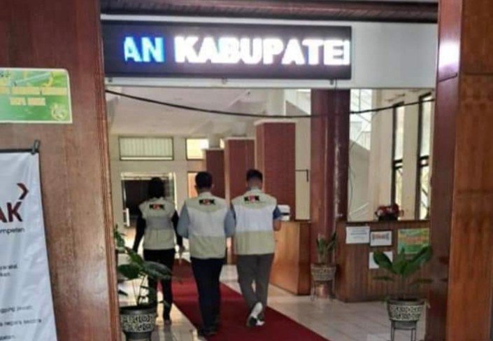 KPK Geledah Kantor Bupati Kuala Kapuas, Ada Apa? - Investigasi