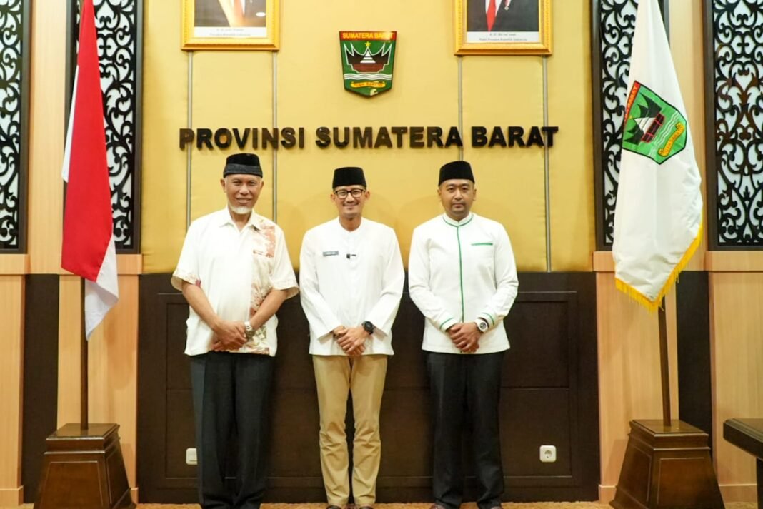 Sandiaga Uno (tengah) bersama Gubernur Sumbar Mahyeldi (kanan) dan Wagub Sumbar Audy Joinaldy (kiri). (Foto: Adpsb)