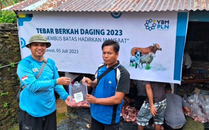 Melalui Yayasan Baitul Maal, PLN Sembelih Hewan Korban di Desa Bukit Pamewa