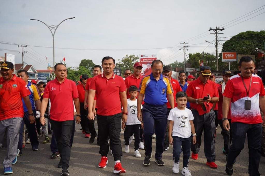 kegiatan jalan santai di Kabupaten Dharmasraya. ( Foto: Ist)