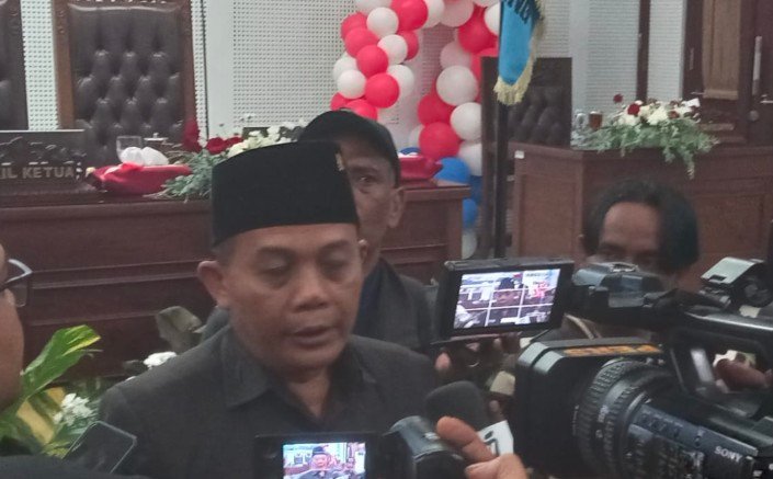 I Made Rian Diana Kartika Ketua DPRD Kota Malang memberikan keterangan selesai memimpin rapat paripurna terkait LKPJ walikota Malang Tahun 2023. (Foto: Guh)
