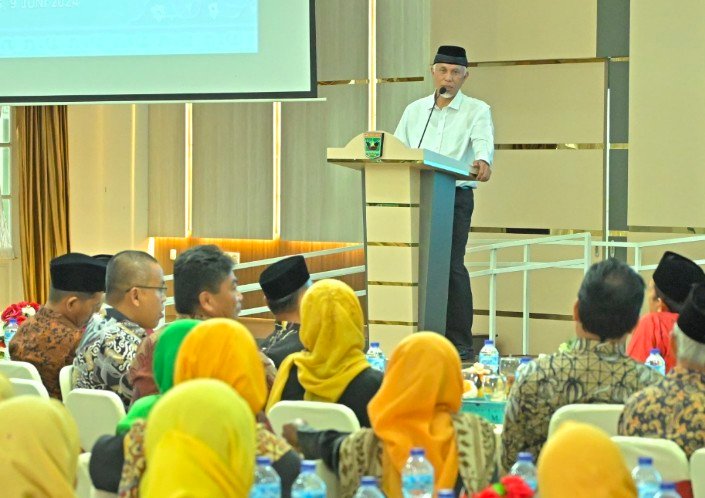 Gubernur saat menyampaikan sambutan pada Halal Bihalal IKA Tanjung Barulak. (Foto: Adpsb)