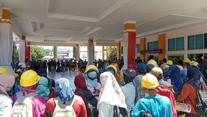 Karyawan PT LIN Demo Bupati Pasbar