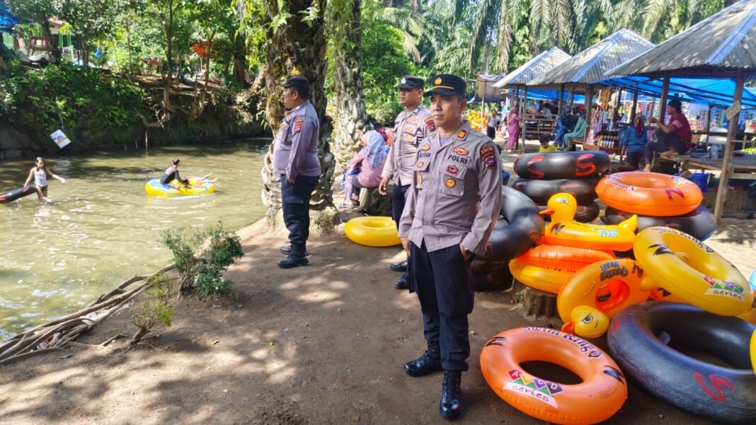 Kapolsek kinali AKP Alfian Nurman, sedang melakukan patroli ke salah satu objek wisata di kinali kemarin :Foto (Malin)