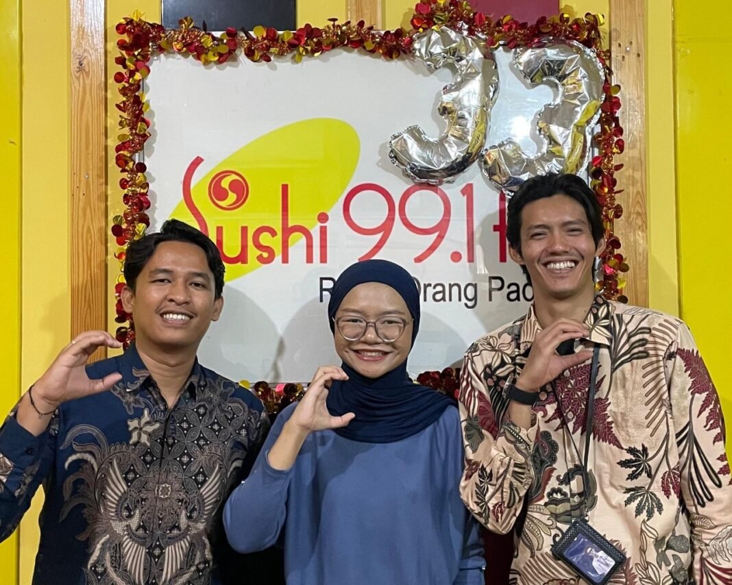 PLN Icon Plus Sosialisasikan Program RAME ICONNET Lewat Talkshow di Sushi FM Padang. ( Foto: Humas PLN Icon Plus)