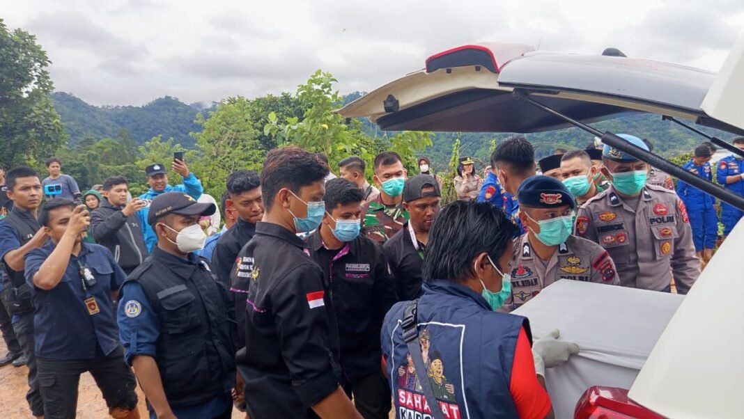 Menwa UNP Bersama Aparat Gabungan Laksanakan Pemakaman Korban Bencana di Padang. ( Foto: Humas UNP)