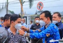 Kabut Asap Mulai Selimuti Pasaman, Wabup Parulian Turun Bagikan Masker