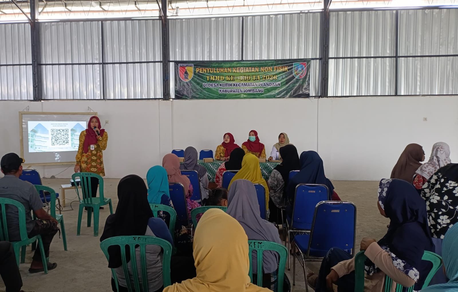 Dukung TMMD ke-130, RS Mata Masyarakat Jawa Timur Gelar Pemeriksaan dan Pemberian Kacamata Gratis di Desa Klitih