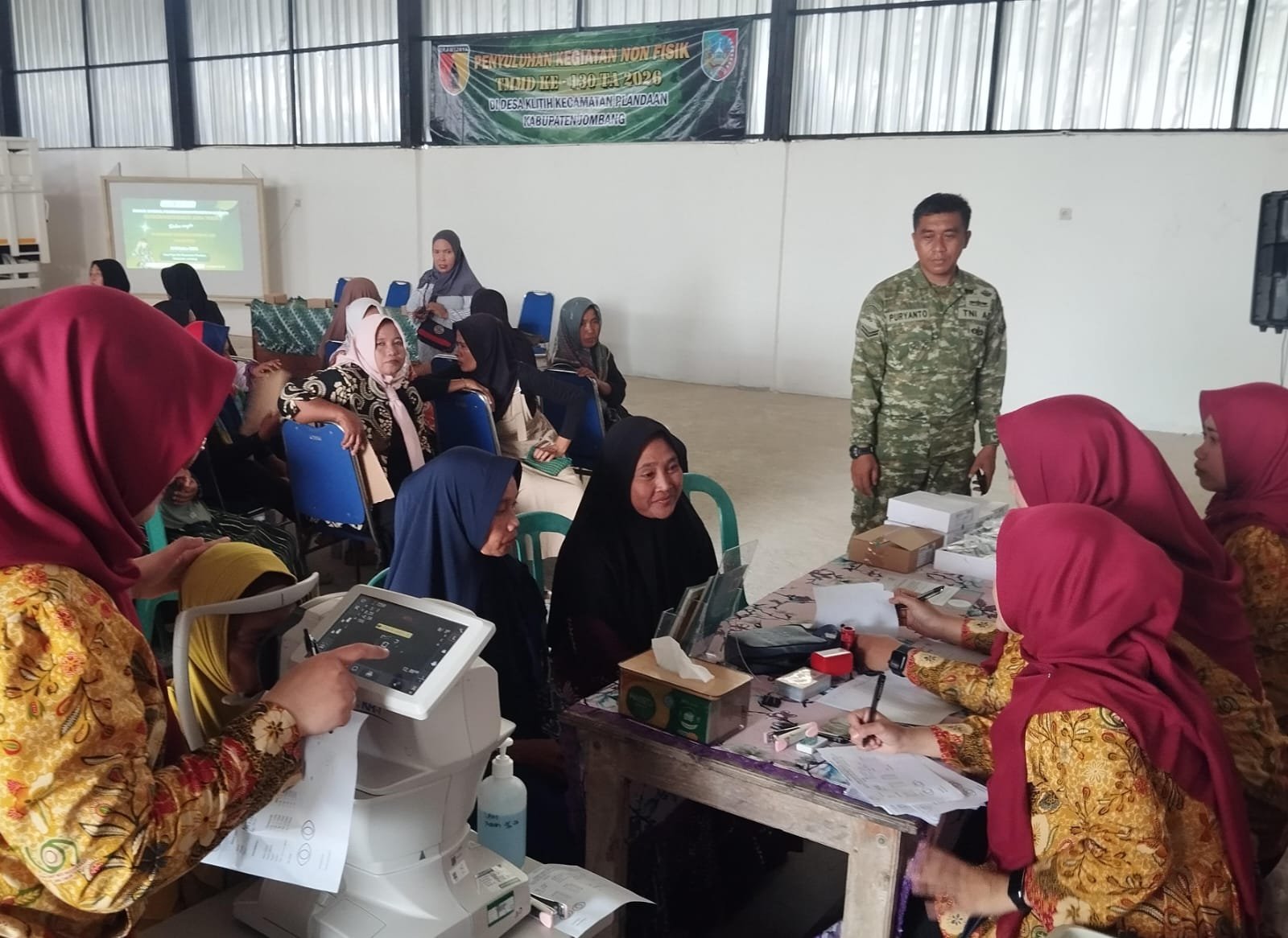 TMMD ke‑130 Kodim 0814/Jombang: Berkat Pemeriksaan dan Kacamata Gratis, Penglihatan Warga Desa Klitih Kembali Nyaman